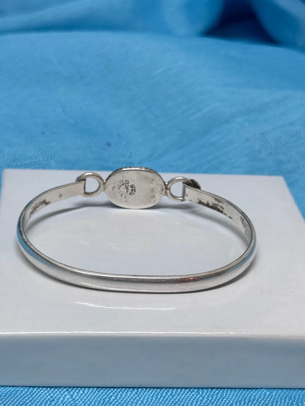 Vintage .925 bangle bracelet. Central bezel-set oval pink/purple Cats Eye Gem